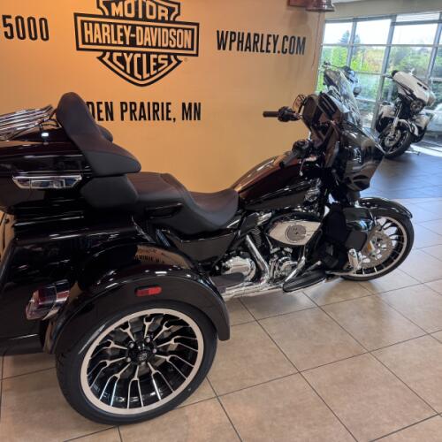 2026 Harley-Davidson® Street Glide 3 Limited Vivid Black Chrome Trim thumb 1