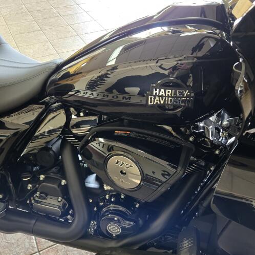 2026 Harley-Davidson® Road Glide Limited Vivid Black Black Trim thumb 3