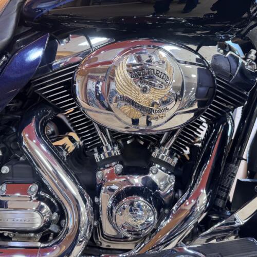 2012 Harley-Davidson® Electra Glide® Ultra Limited Big Blue Pearl/Vivid Black thumb 2