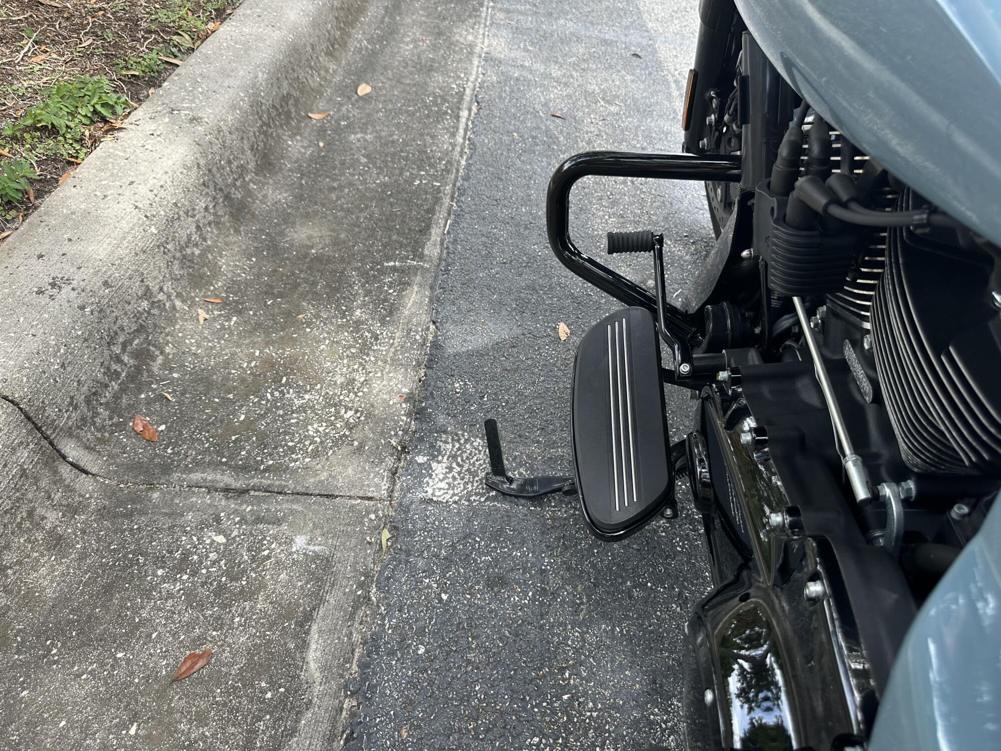 2024 Harley-Davidson® Street Glide® Sharkskin Blue - Black Finish, photo 10