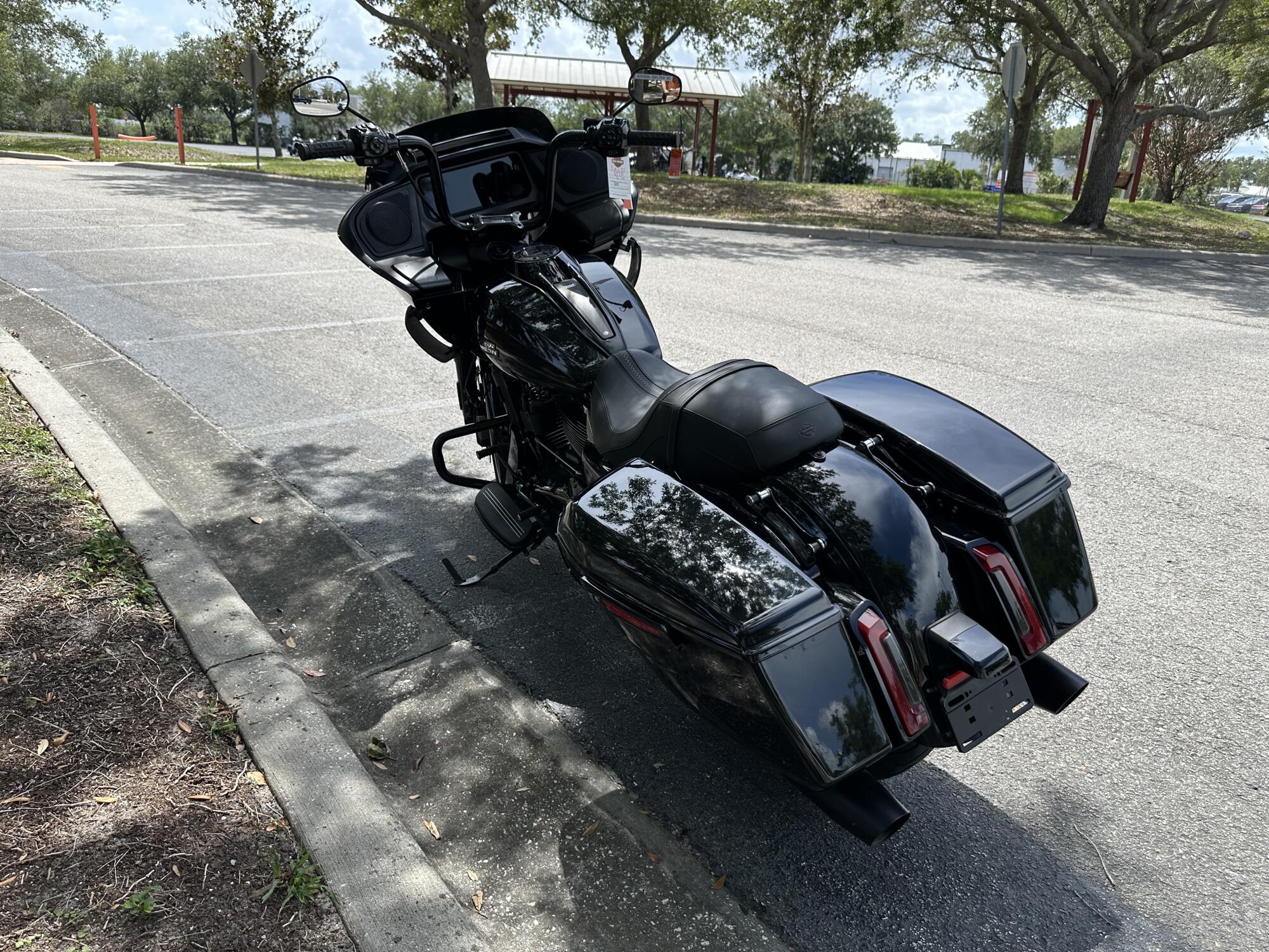 2024 Harley-Davidson® Road Glide® Vivid Black, photo 6