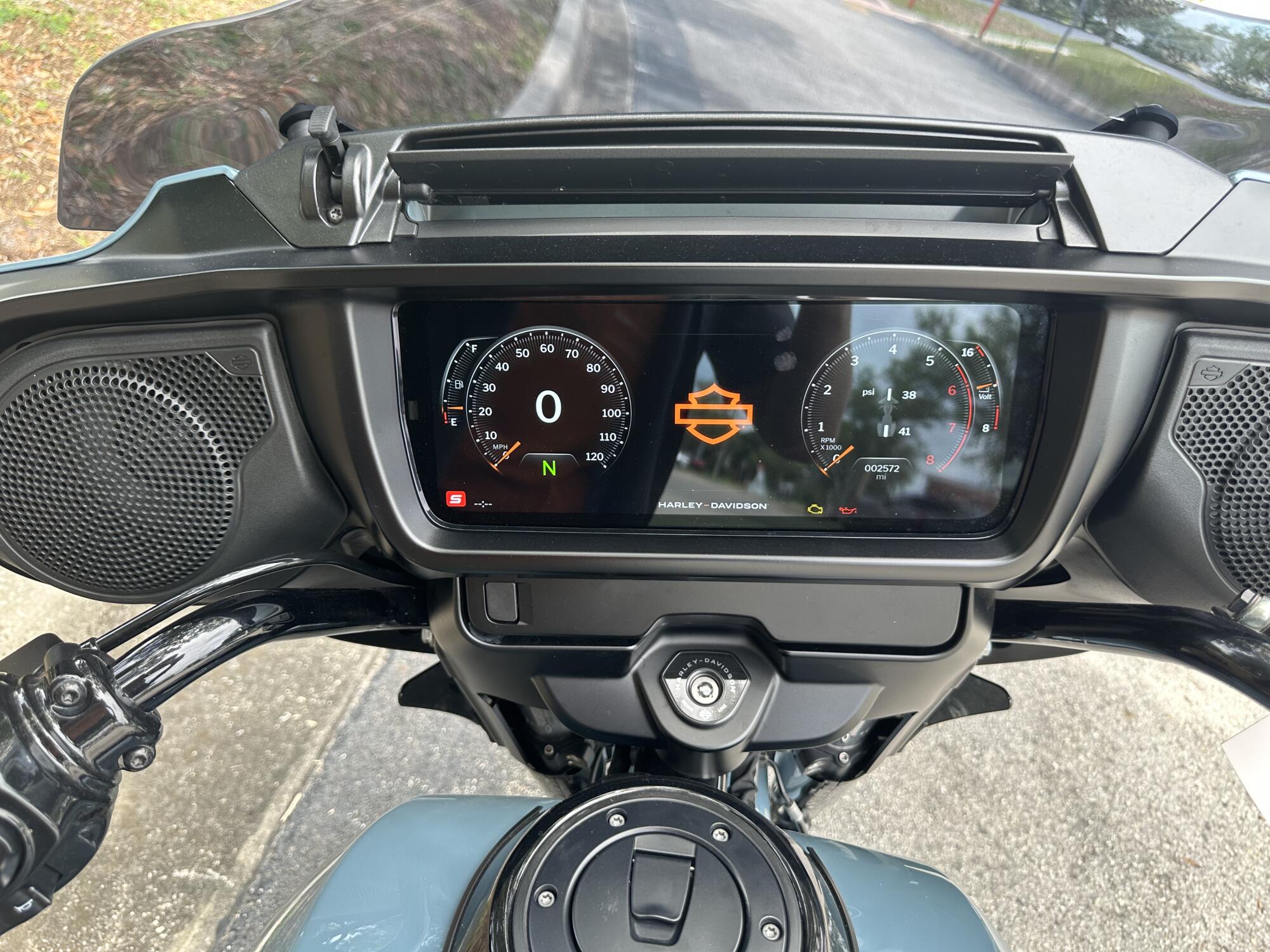 2024 Harley-Davidson® Street Glide® Sharkskin Blue - Black Finish, photo 13