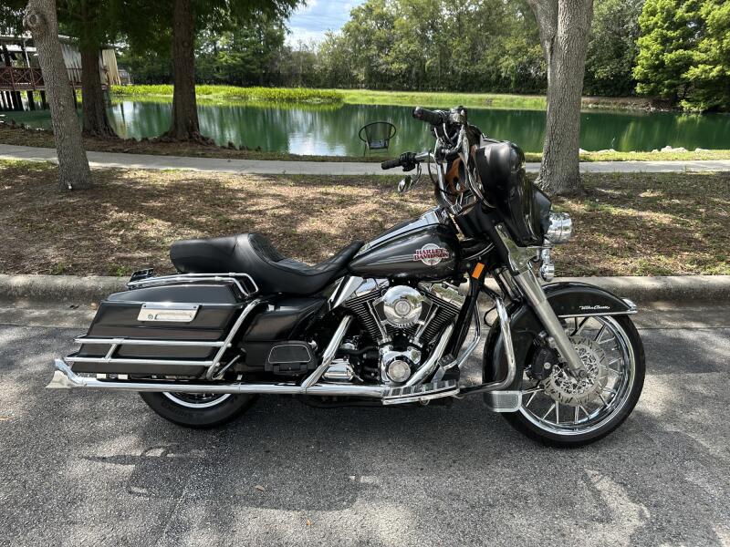2006 Harley-Davidson® Electra Glide® Ultra Classic® Two-Tone Deep Cobalt Pearl and Brilliant Silver 