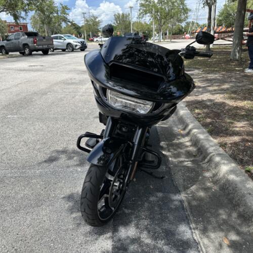 2024 Harley-Davidson® Road Glide® Vivid Black thumb 2
