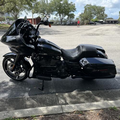 2024 Harley-Davidson® Road Glide® Vivid Black thumb 0