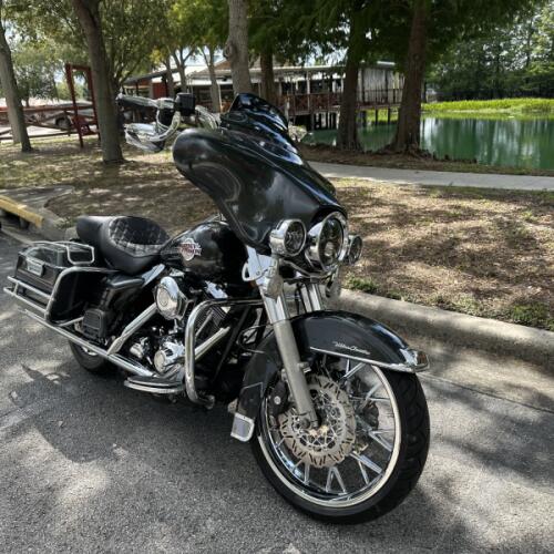2006 Harley-Davidson® Electra Glide® Ultra Classic® Two-Tone Deep Cobalt Pearl and Brilliant Silver  thumb 3