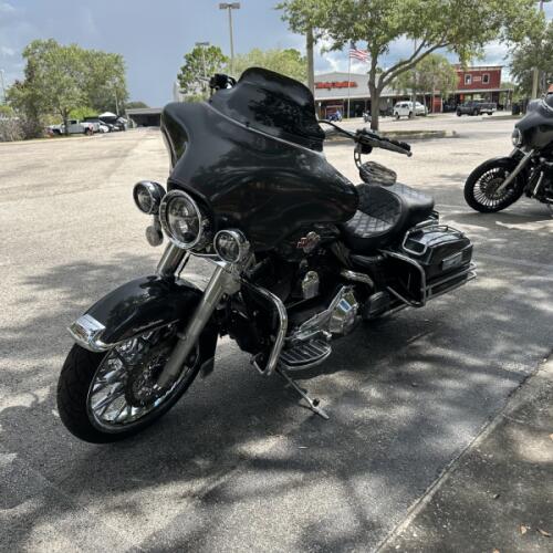 2006 Harley-Davidson® Electra Glide® Ultra Classic® Two-Tone Deep Cobalt Pearl and Brilliant Silver  thumb 1
