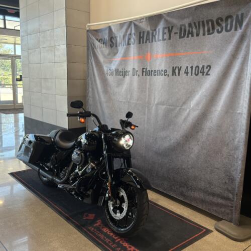 2025 Harley-Davidson® Road King® Special Vivid Black FLHRXS thumb 3