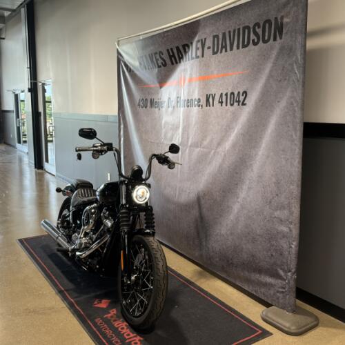 2025 Harley-Davidson® Street Bob® Vivid Black w/Laced Wheels thumb 3