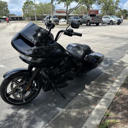 2024 Harley-Davidson® Road Glide® Vivid Black thumb 1