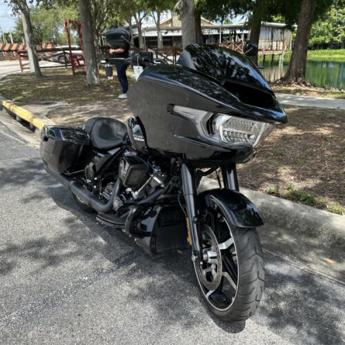 2024 Harley-Davidson® Road Glide® Vivid Black thumb 3