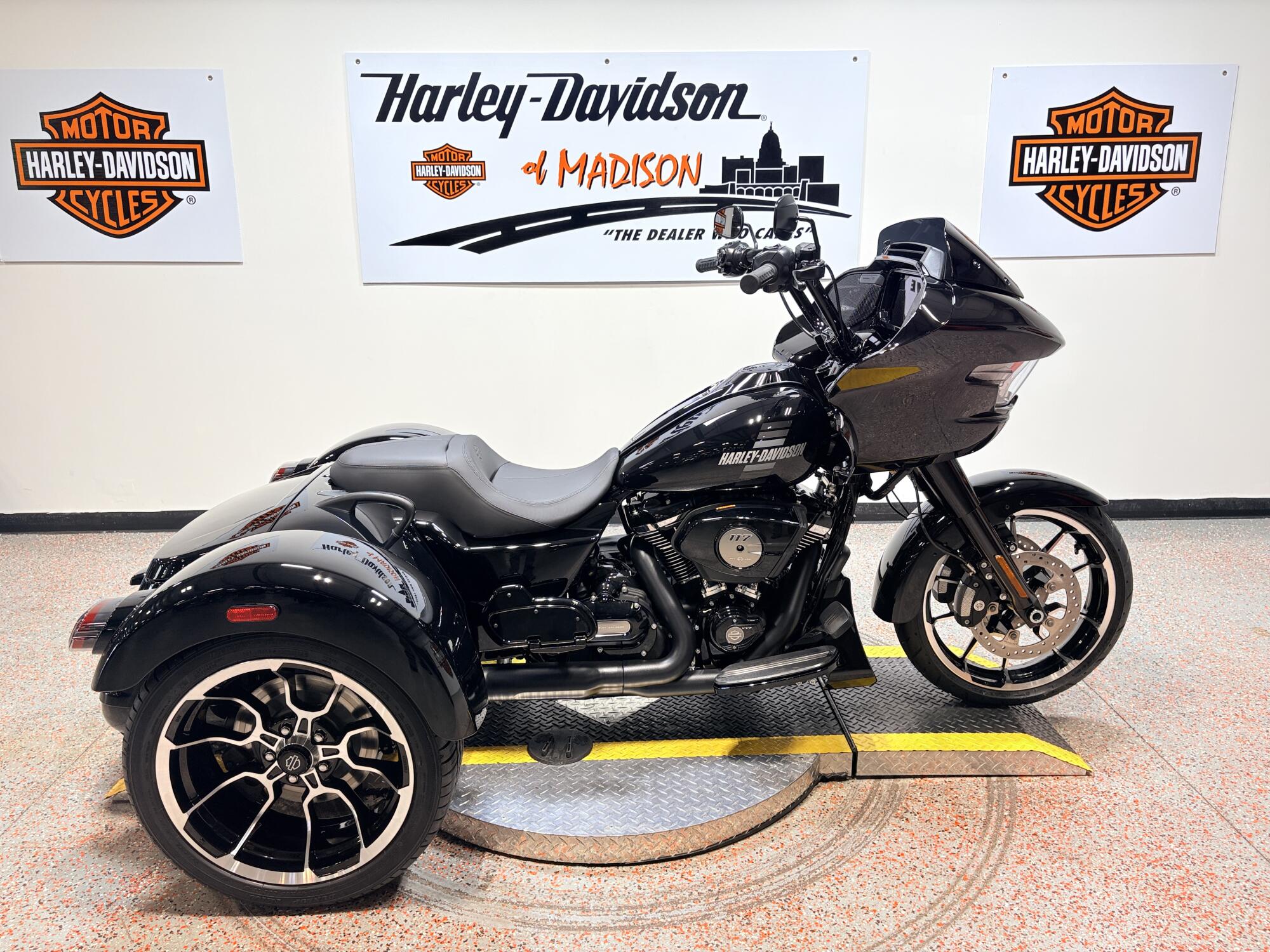 2026 FLTRT Harley-Davidson® Road Glide 3 Vivid Black