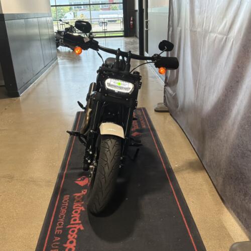 2022 Harley-Davidson® Fat Bob® 114 White Sand Pearl thumb 2