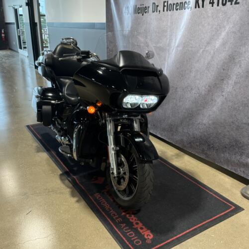 2017 Harley-Davidson® Road Glide® Ultra Vivid Black thumb 3