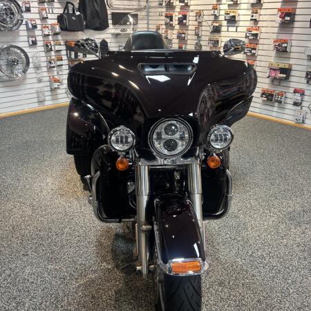 2014 Harley-Davidson® FLHTCUTG Tri Glide® Ultra  thumb 2