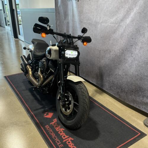 2022 Harley-Davidson® Fat Bob® 114 White Sand Pearl thumb 3