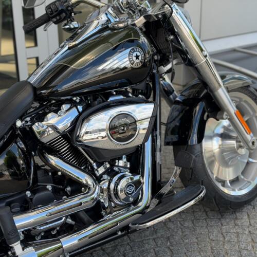 2026 Harley-Davidson® Fat Boy® Olive Steel Metallic / Vivid Black Chrome Trim thumb 3