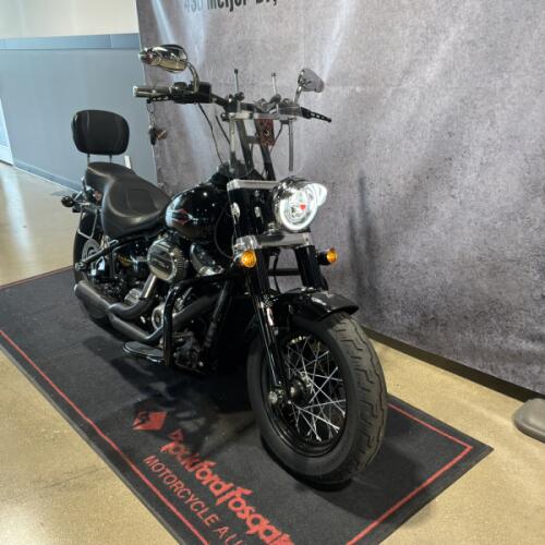 2018 Harley-Davidson® Softail Slim® Vivid Black thumb 3