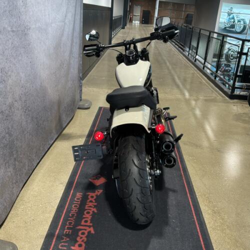 2022 Harley-Davidson® Fat Bob® 114 White Sand Pearl thumb 0