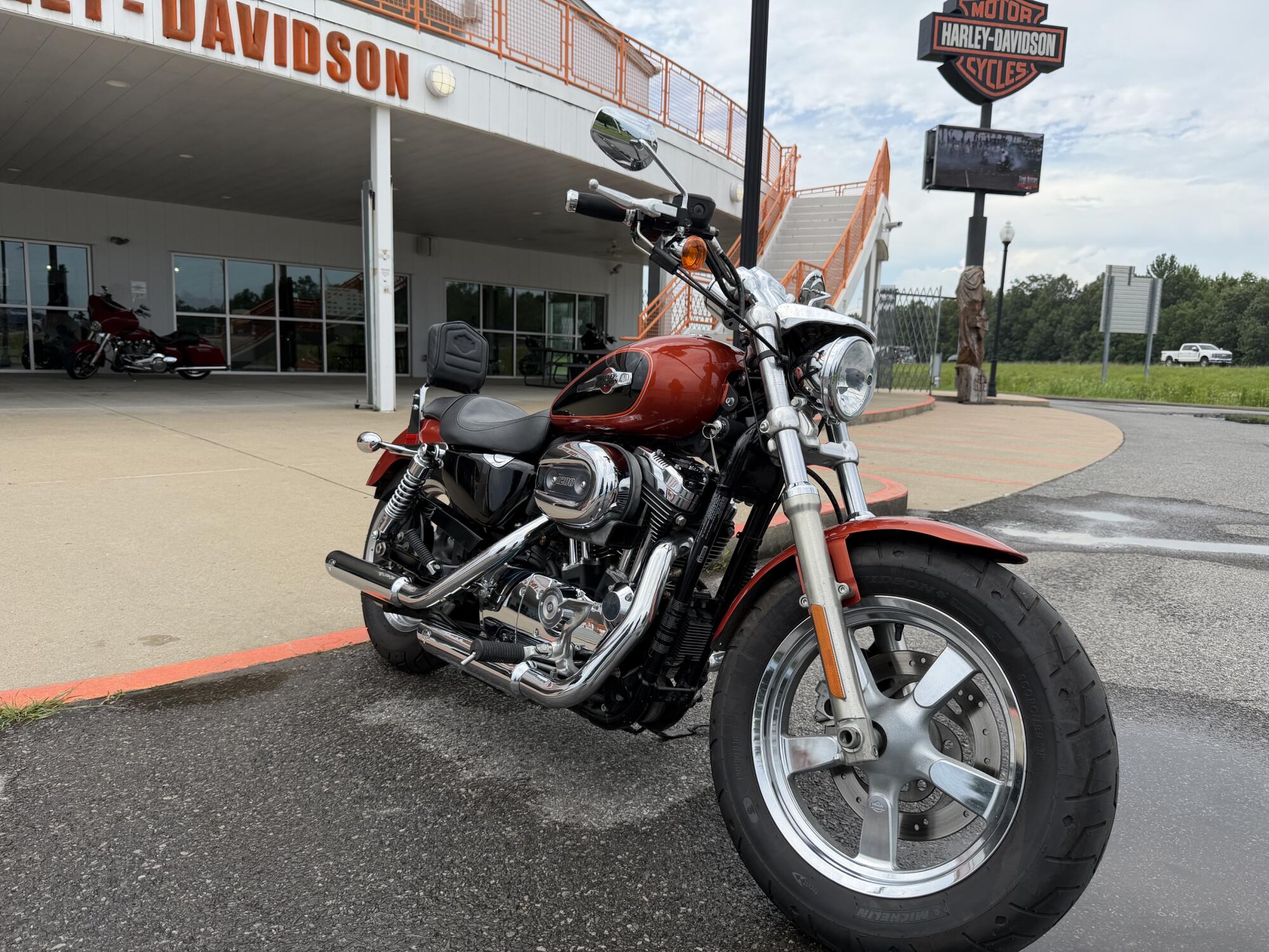 2011 Harley-Davidson® 1200 Custom Sedona Orange/Vivid Black