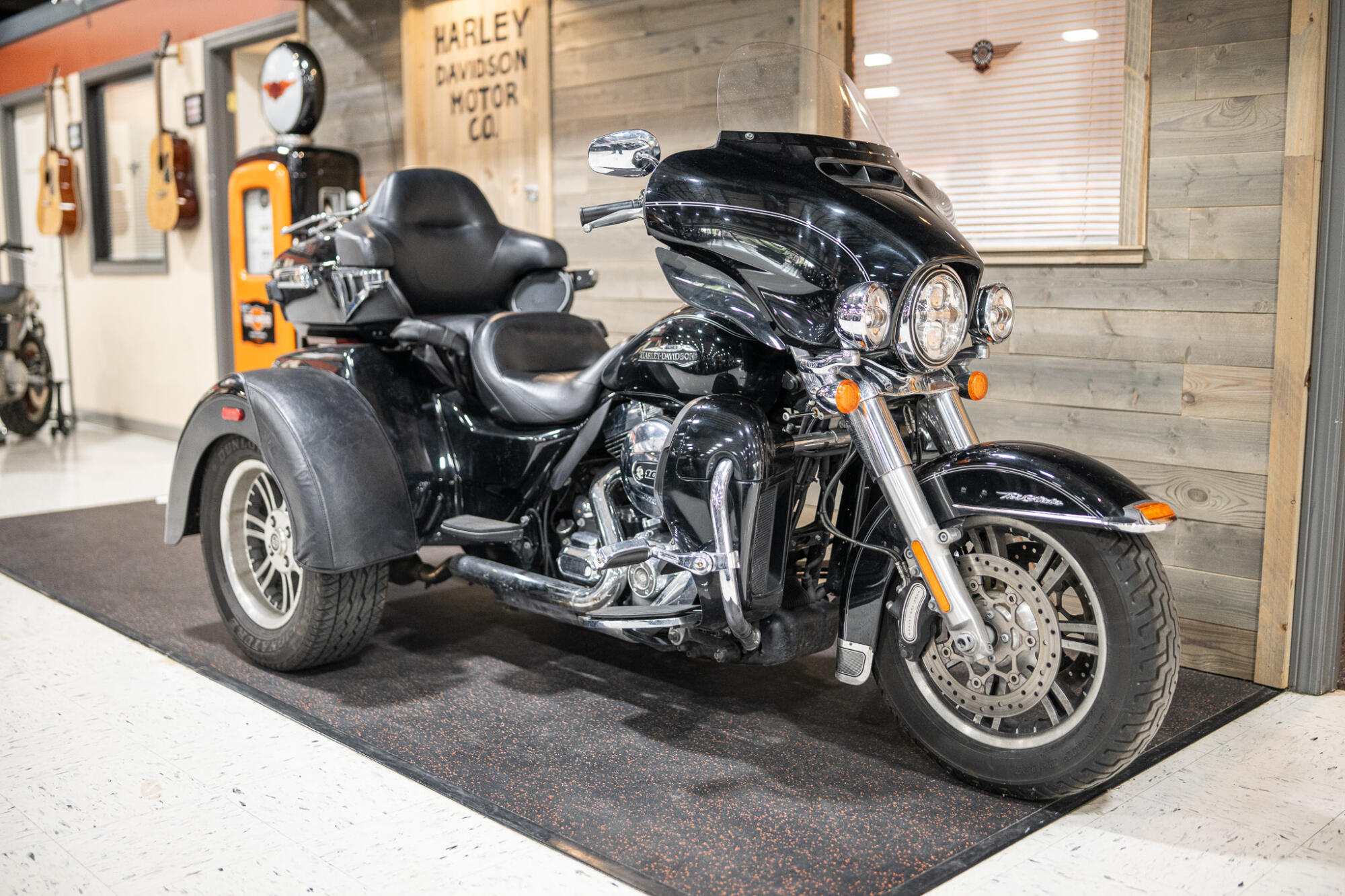 2015 Tri Glide® Ultra (FLHTCUTG)