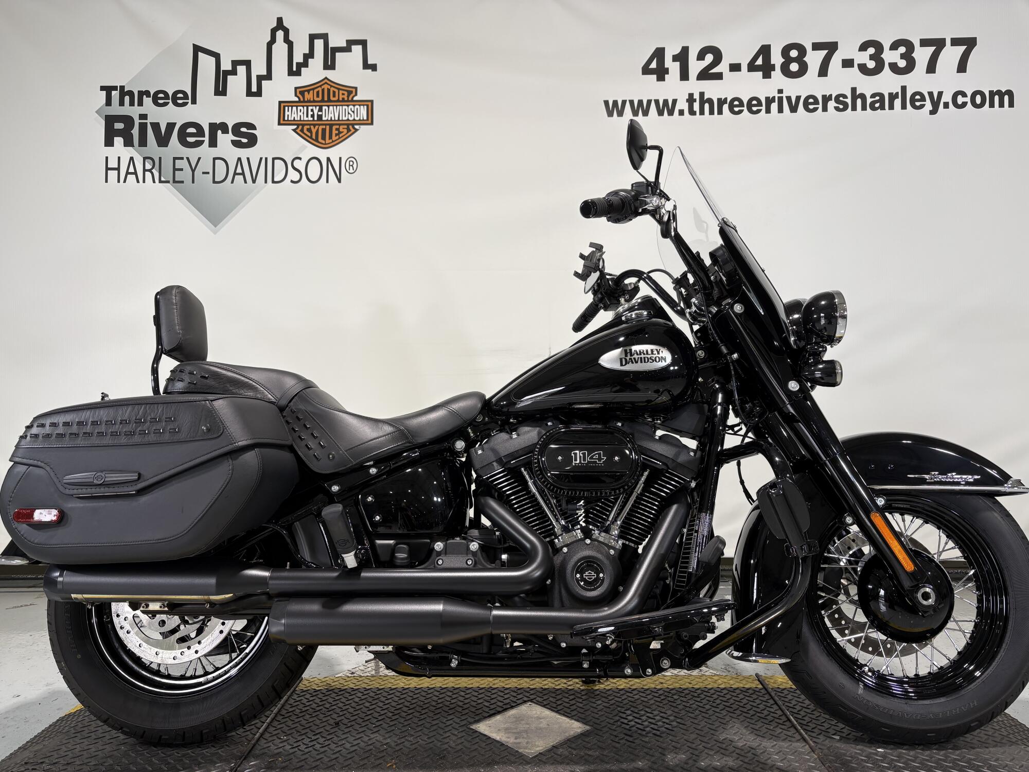 2023 Harley-Davidson® Heritage Classic Vivid Black - Black Finish
