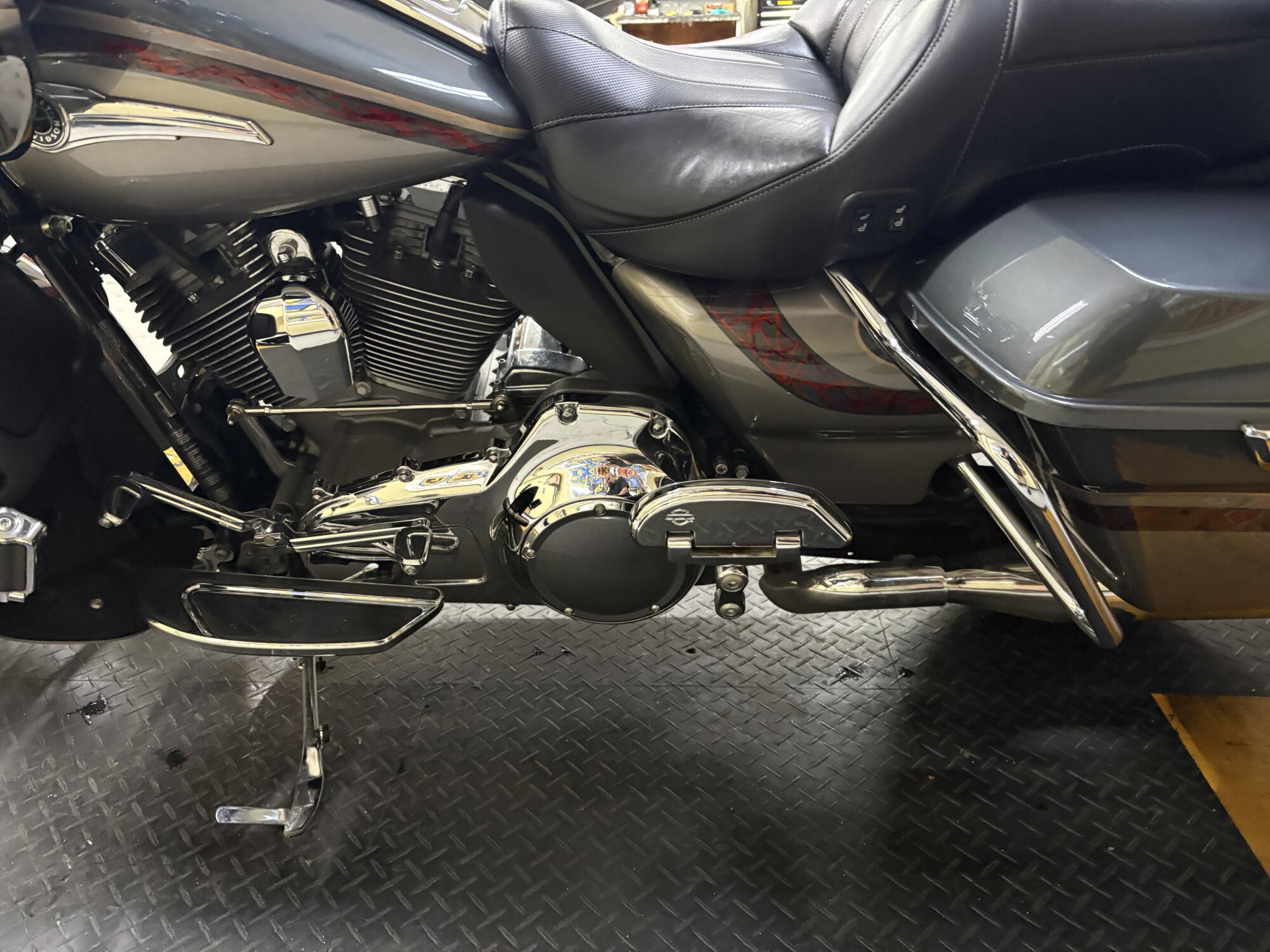 2016 Harley-Davidson® CVO™ Limited Charcoal Slate/Palladium Silver FLHTKSE, photo 7