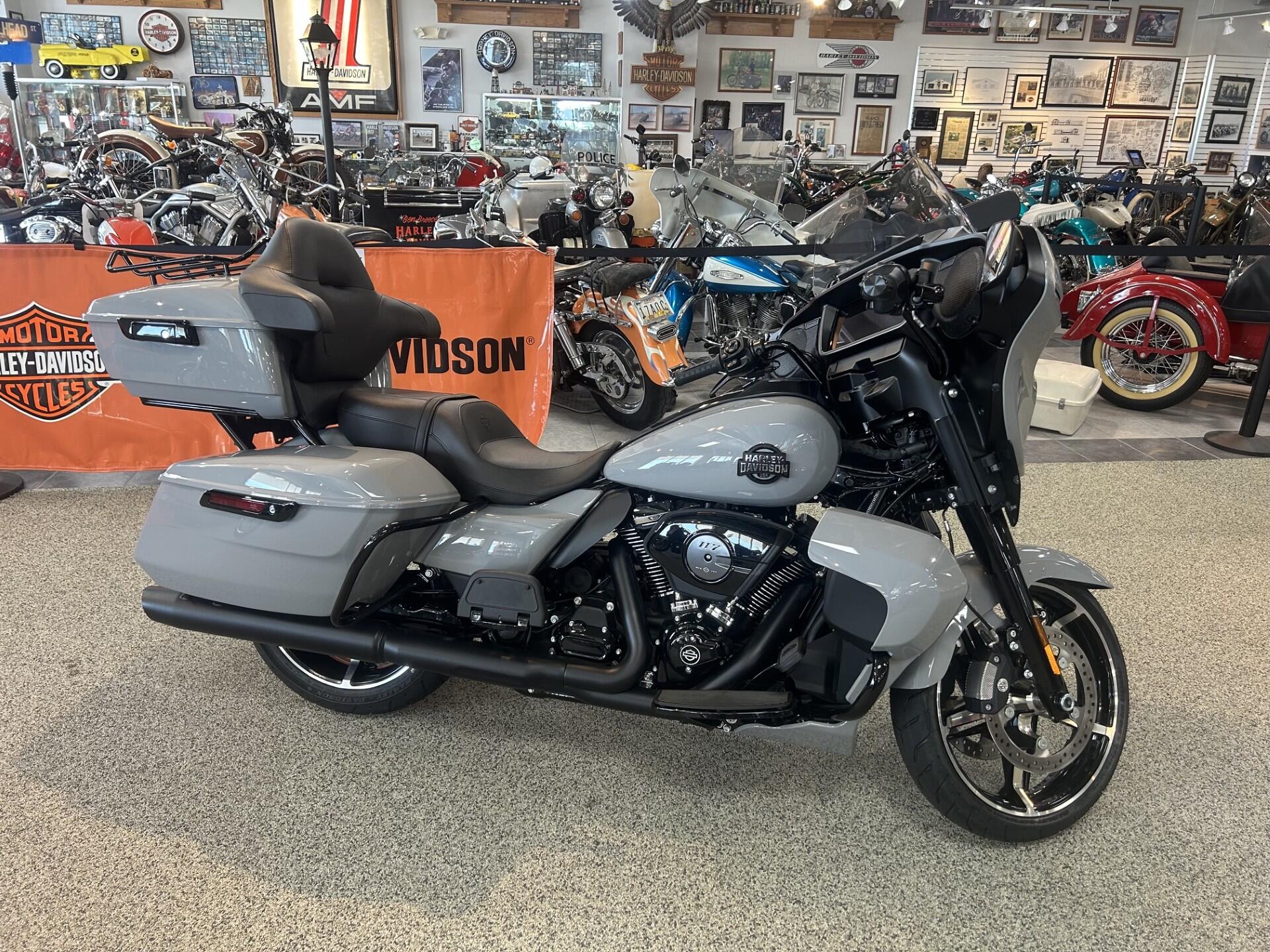 2025 Harley-Davidson® FLHXU Street Glide™ Ultra-Blk Trm
