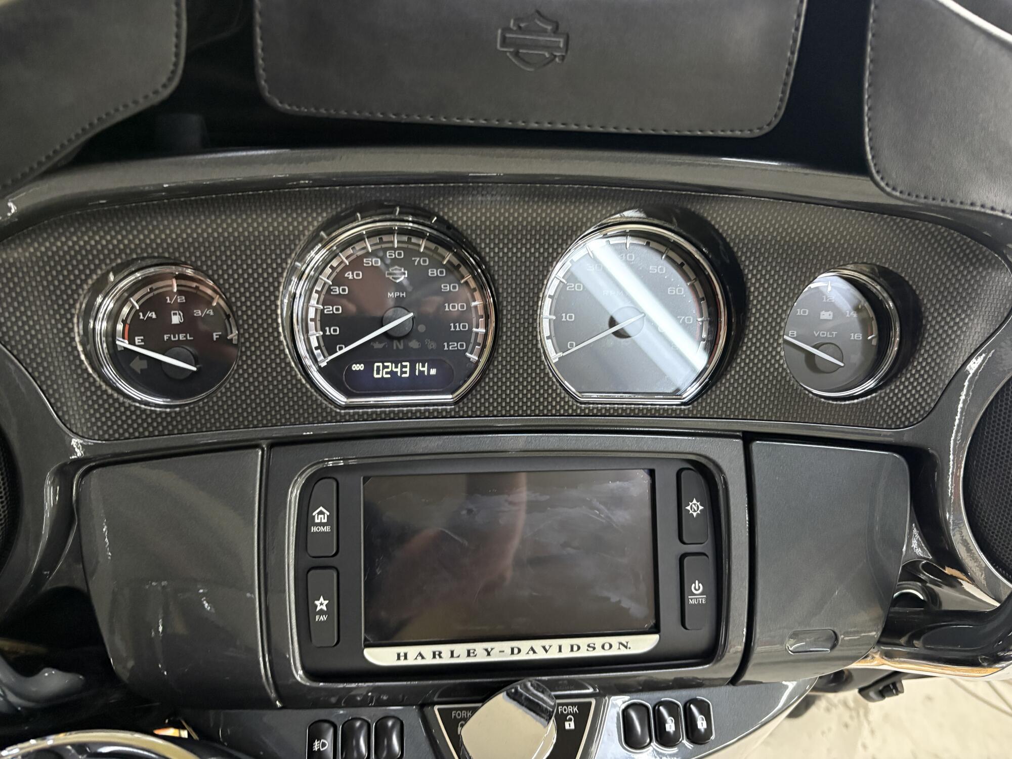 2016 Harley-Davidson® CVO™ Limited Charcoal Slate/Palladium Silver FLHTKSE, photo 10