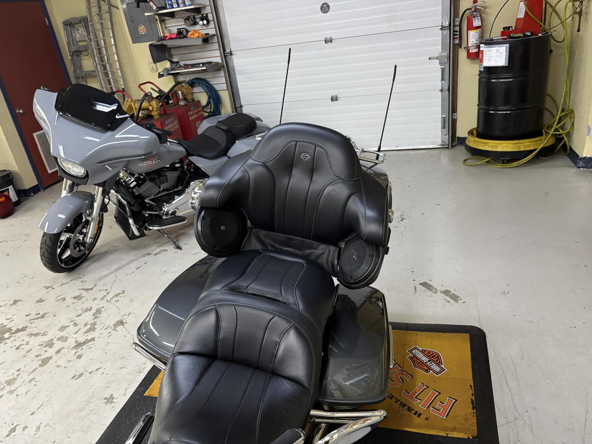 2016 Harley-Davidson® CVO™ Limited Charcoal Slate/Palladium Silver FLHTKSE, photo 9