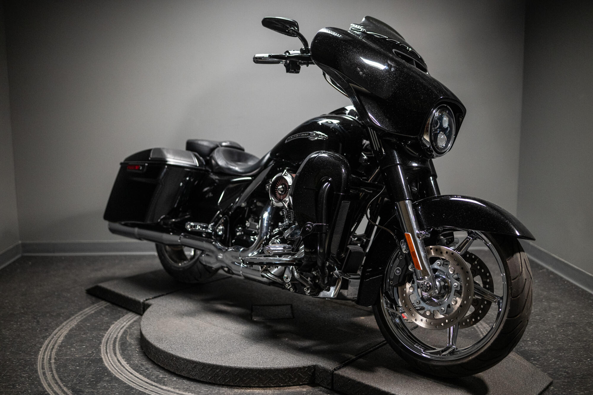 2015 CVO™ Street Glide® (FLHXSE)