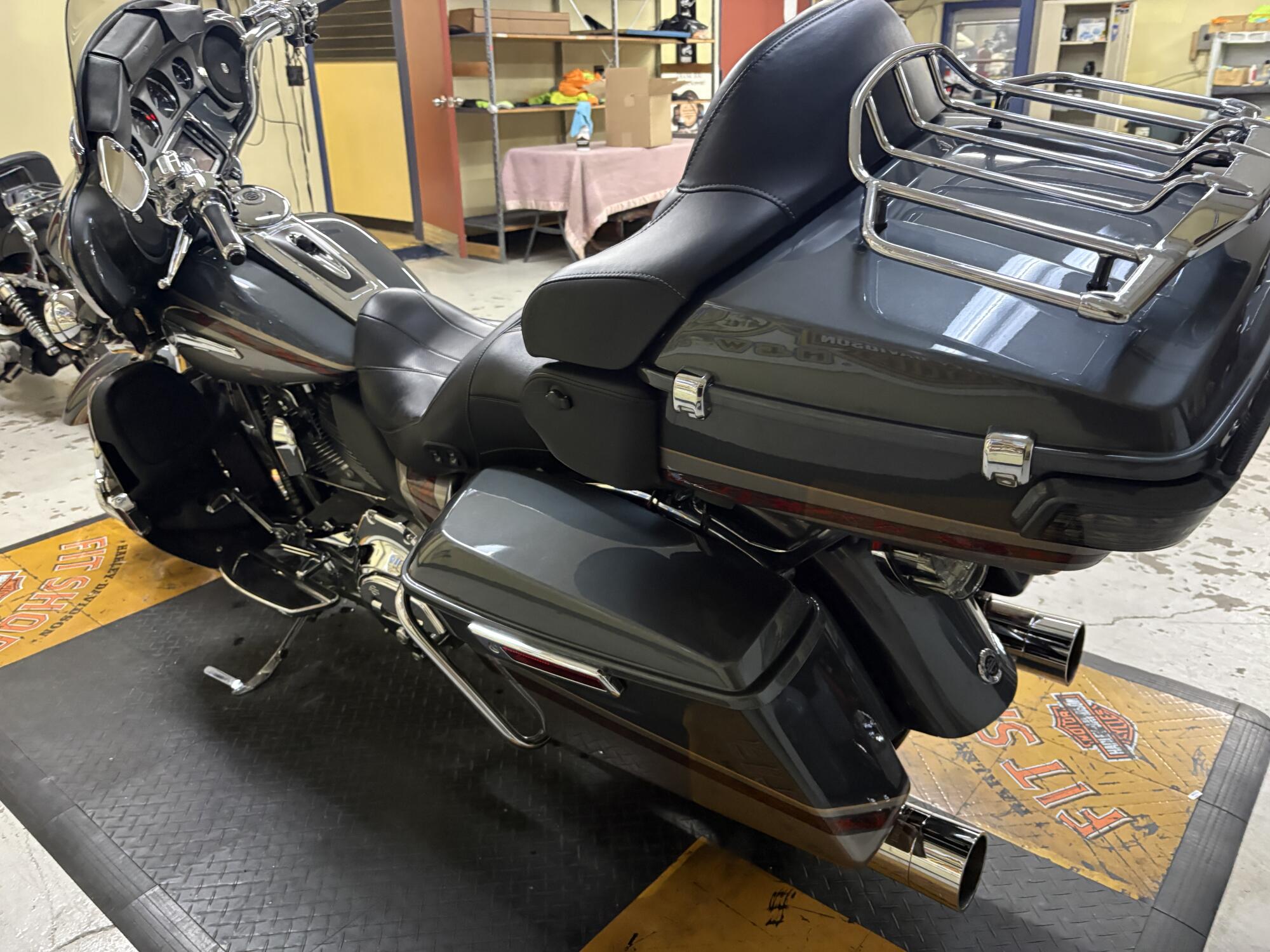 2016 Harley-Davidson® CVO™ Limited Charcoal Slate/Palladium Silver FLHTKSE, photo 6