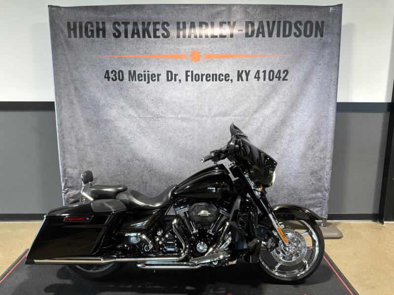 2015 Harley-Davidson® CVO™ Street Glide® Two-Tone Starfire Black/Gold Dust Flames