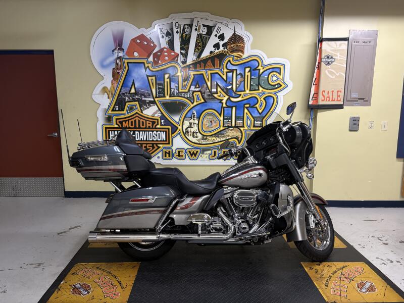 2016 Harley-Davidson® CVO™ Limited Charcoal Slate/Palladium Silver FLHTKSE