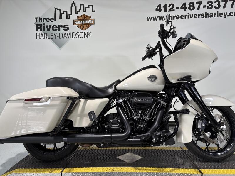2022 Harley-Davidson® Road Glide® Special White Sand Pearl - Black Finish