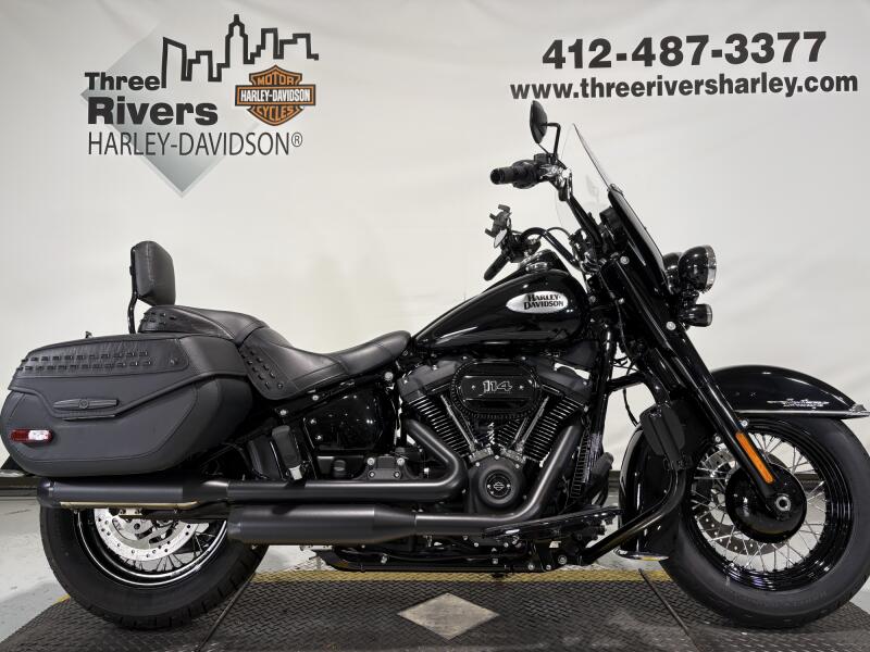 2023 Harley-Davidson® Heritage Classic Vivid Black - Black Finish