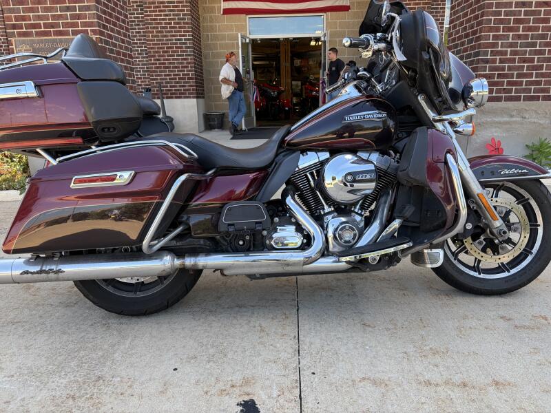 2014 Harley-Davidson® Electra Glide® Ultra Classic® Two-Tone Mysterious Red Sunglo/Blackened Cayenne