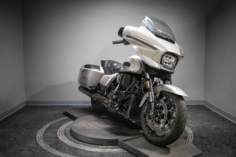 2023 CVO™ Street Glide® (FLHXSE)