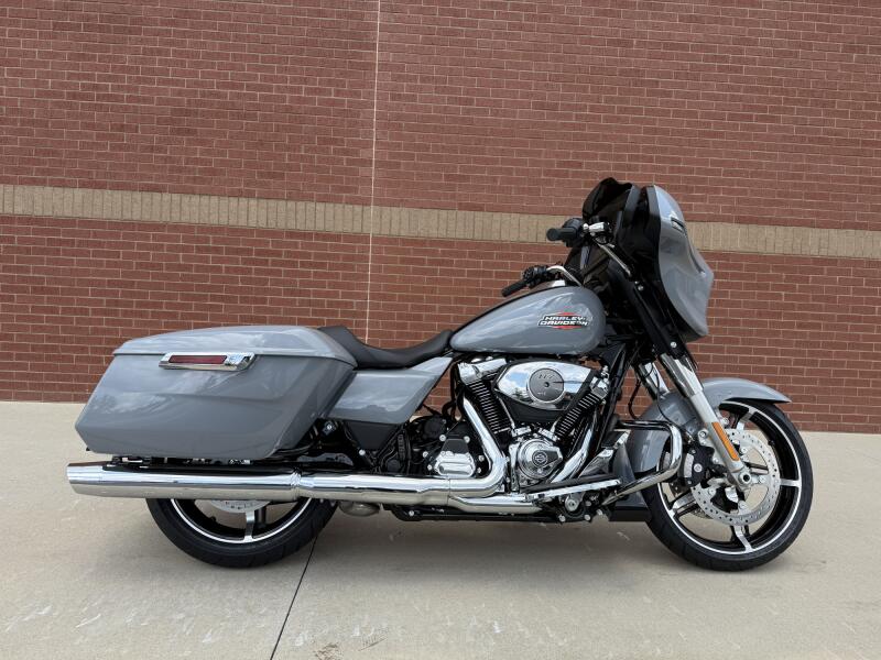 2026 Harley-Davidson® Street Glide® Dark Billiard Gray Chrome Solo