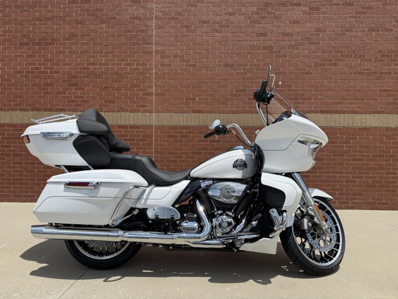 2026 Harley-Davidson® Road Glide Limited White Onyx Pearl Chrome Trim