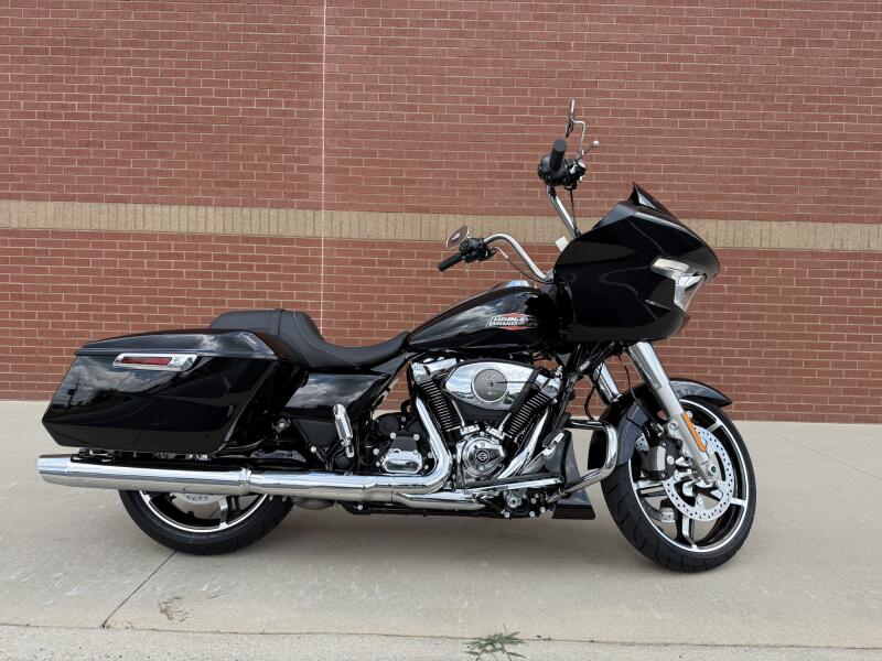 2026 Harley-Davidson® Road Glide® Vivid Black Chrome Trim