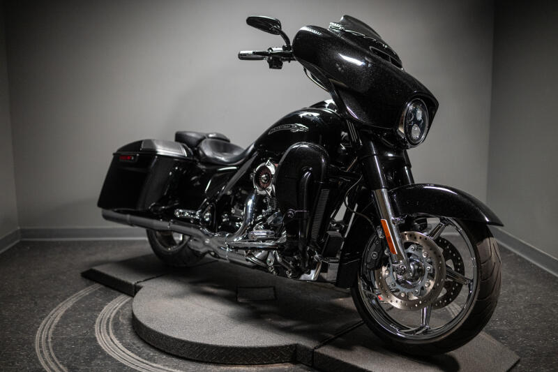 2015 CVO™ Street Glide® (FLHXSE)