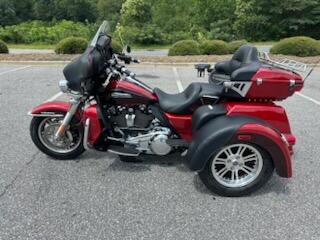 2018 Harley-Davidson® Tri Glide® Ultra WKDRED/TWTDCHRY W/PINSTRIPE