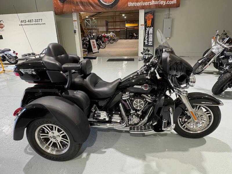 2022 Harley-Davidson® Tri Glide® Ultra Vivid Black