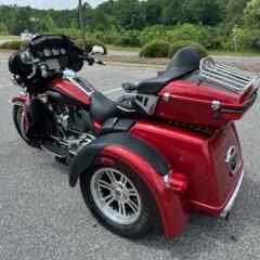 2018 Harley-Davidson® Tri Glide® Ultra WKDRED/TWTDCHRY W/PINSTRIPE thumb 2