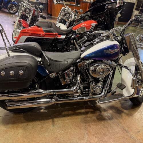 2010 Harley-Davidson® Softail® Deluxe White Ice Pearl/Black Ice Pearl thumb 3