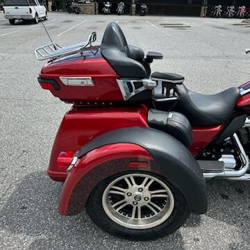 2018 Harley-Davidson® Tri Glide® Ultra WKDRED/TWTDCHRY W/PINSTRIPE thumb 1