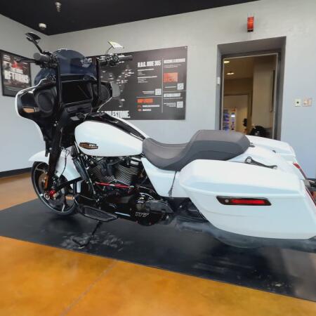 2024 Harley-Davidson® Street Glide® White Onyx Pearl thumb 3