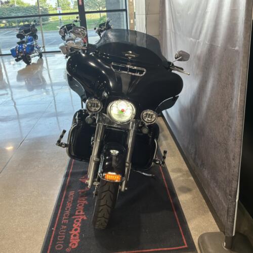 2018 Harley-Davidson® Ultra Limited Vivid Black FLHTK thumb 2