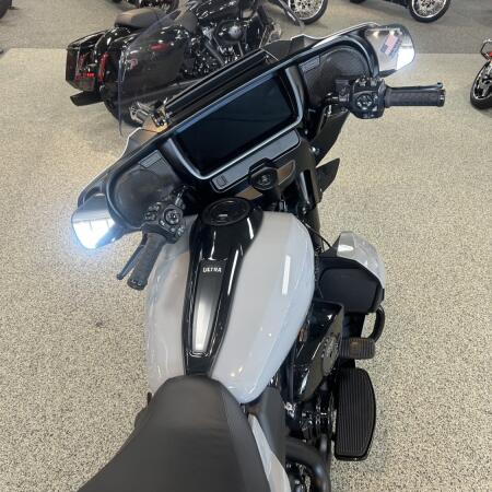 2025 Harley-Davidson® FLHXU Street Glide™ Ultra-Blk Trm thumb 2